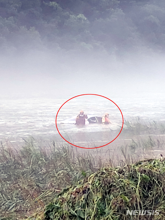 [홍천=뉴시스] 김경목 기자 = 강원 홍천소방서 구조대원들이 4일 홍천군 서면 개야리 홍천강에서 발견된 흰색 K3 승용차에서 실종자를 수색하고 있다. (사진=홍천소방서 제공)photo＠newsis.com