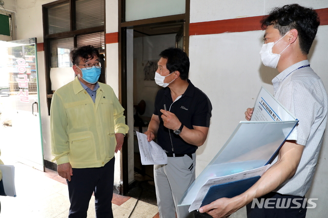 [광주=뉴시스]구길용 기자 = 김종효 광주시 행정부시장은 5일 옛 광주적십자병원(제11호) 등 5·18사적지 4곳을 방문해 현황을 점검했다. (사진=광주시 제공). 2020.08.05. kykoo1@newsis.com 