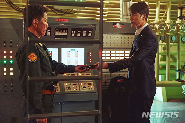 [서울=뉴시스] 영화 '강철비2:정상회담' 속 신정근 정우성 스틸컷. (사진=롯데엔터테인먼트 제공) 2020.08.06 photo@newsis.com