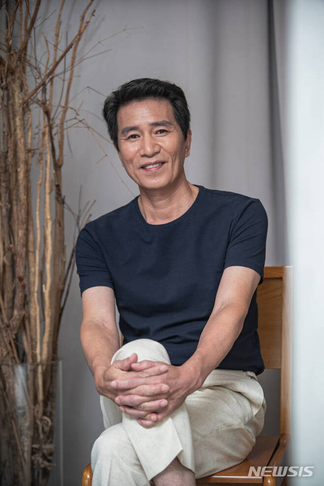 [서울=뉴시스] [서울=뉴시스] 영화 '강철비2:정상회담'에 출연한 배우 신정근. (사진=롯데엔터테인먼트 제공) 2020.08.06 photo@newsis.com