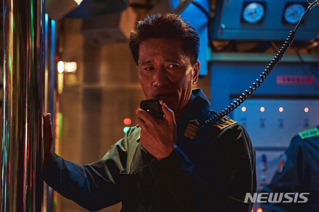 [서울=뉴시스] 영화 '강철비2:정상회담' 속 신정근 스틸컷. (사진=롯데엔터테인먼트 제공) 2020.08.06 photo@newsis.com
