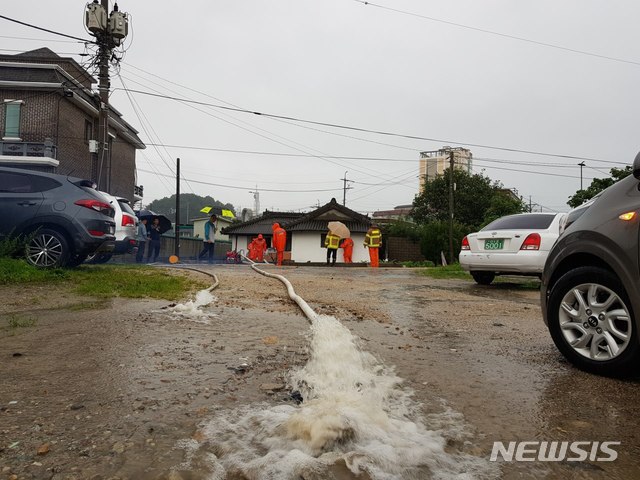 [고성=뉴시스] 김태겸 기자 = 5일 고성군에 호우경보와 함께 시간당 10~30mm의 장맛비가 쏟아지면서 산사태가 발생하고 하천이 범람하는 등 피해가 속출하고 있는 가운데, 고성소방서 대원들이 산사태, 토사, 축사 소실 등 각종 비 피해 현장에 출동해 복구 작업을 벌이고 있다. (사진=고성소방서 제공) 2020.08.05.&nbsp; photo@newsis.com