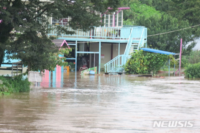 [연천=뉴시스] 이호진 기자 = 5일 북한 황강댐 방류로 수위가 급격히 상승한 경기 연천군 왕징면 임진강변 음식점이 물에 잠겨 있다. 2020.08.05.&nbsp; asake@newsis.com