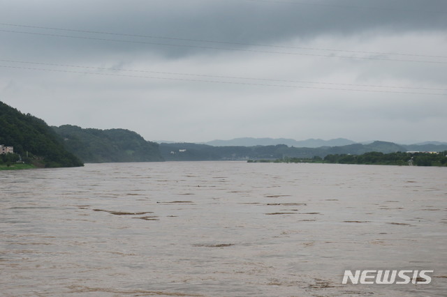 [연천=뉴시스] 이호진 기자 = 5일 경기 연천군 임진교에서 바라본 상류 모습. 북한 황강댐 방류로 연천군 일대를 흐르는 임진강 유량이 급격히 늘어나면서 강변 저지대가 물에 잠겨 사라졌다. 2020.08.05.&nbsp; asake@newsis.com 