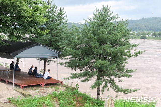 [연천=뉴시스] 이호진 기자 = 5일 북한 황강댐 방류로 경기 연천군 임진강 수위가 급격히 상승하면서 침수 피해가 발생한 가운데 주민들이 불어난 강물을 걱정스러운 표정으로 바라보고 있다. 2020.08.05. asake@newsis.com