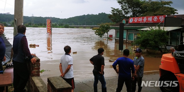 [연천=뉴시스] 이호진 기자 = 5일 경기 연천군 왕징면 임진강변 음식점이 불어난 강물에 침수되자 주민들이 모여 걱정스러운 표정으로 상황을 지켜보고 있다. 2020.08.05. asake@newsis.com