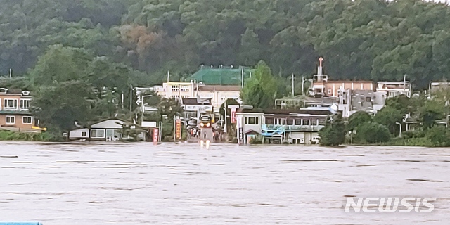[연천=뉴시스] 이호진 기자 = 5일 북한 황강댐 방류로 경기 연천군 왕징면 저지대가 침수된 가운데 강 건너에서 바라본 왕징면 일대 모습. 2020.08.05.&nbsp; asake@newsis.com&nbsp;&nbsp; 
