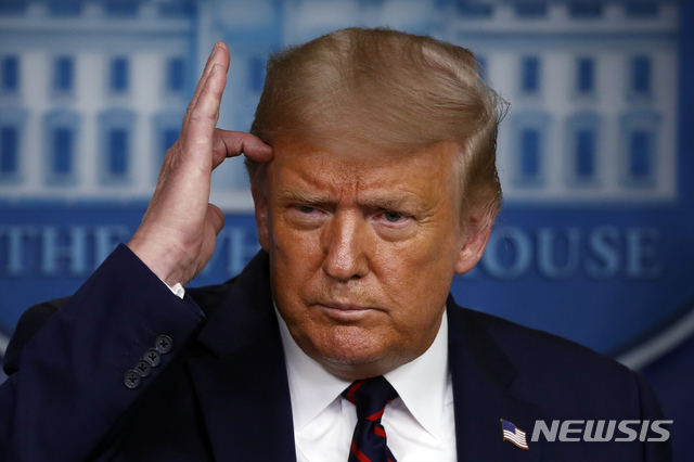 [워싱턴=AP/뉴시스]도널드 트럼프 미국 대통령이 4일(현지시간) 백악관 제임스 브래디 브리핑실에서 브리핑하고 있다. 트럼프 대통령은 앞서 한 언론사와의 인터뷰 도중 한국의 코로나19 통계에 대해 믿지 못하겠다는 태도를 보여 논란을 일으켰다. 2020.08.05. 