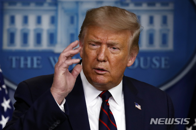  [워싱턴=AP/뉴시스]도널드 트럼프 미국 대통령이 4일(현지시간) 백악관 제임스 브래디 브리핑실에서 브리핑하고 있다. 트럼프 대통령은 앞서 한 언론사와의 인터뷰 도중 한국의 코로나19 통계에 대해 믿지 못하겠다는 태도를 보여 논란을 일으켰다. 2020.08.05. 