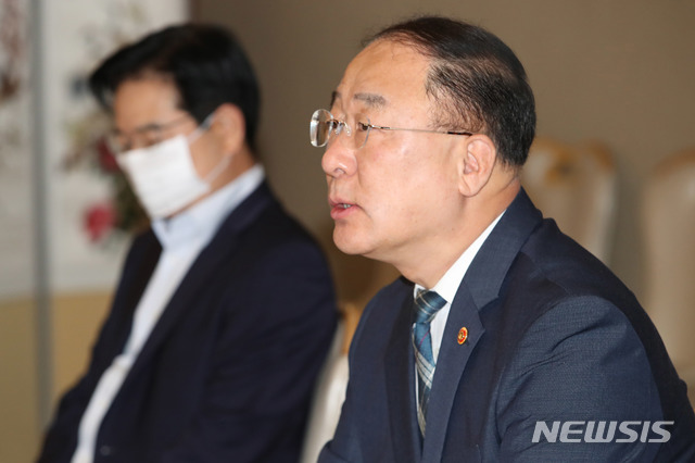 [서울=뉴시스]김명원 기자 = 홍남기 경제부총리 겸 기획재정부 장관이 5일 오전 서울 종로구 정부서울청사 국무위원식당에서 열린 제1차 부동산시장 점검 관계장관회의에 참석해 발언하고 있다. 2020.08.05.&nbsp; photo@newsis.com