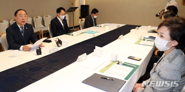 [서울=뉴시스]김명원 기자 = 홍남기 경제부총리 겸 기획재정부 장관이 5일 오전 서울 종로구 정부서울청사 국무위원식당에서 열린 제1차 부동산시장 점검 관계장관회의에 참석해 발언하고 있다. 2020.08.05.&nbsp; photo@newsis.com