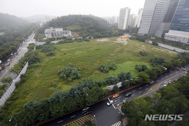 [서울=뉴시스] 고승민 기자 = 정부와 서울시 등이 개발제한구역인 노원구 태릉골프장과 마포구 서부운전면허시험장 부지 등에 공공주택을 건립하겠다고 4일 발표했다. 이후 해당 지역주민들의 반발이 일고 있다. 사진은 5일 마포구 상암동DMC 미매각 부지. 2020.08.05. kkssmm99@newsis.com