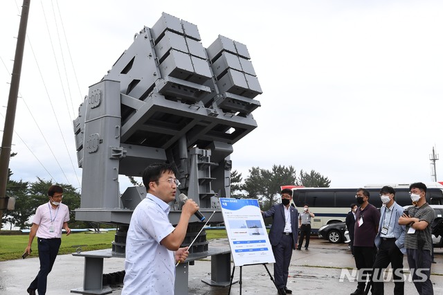 [서울=뉴시스]3일 충남 태안 국방과학연구소 안흥시험장에서 열린 국방과학연구소 창설 50주년 기념 언론공개회에서 130mm 유도로켓 비룡이 공개되고 있다. (사진=국방과학연구소 제공) 2020.08.05.   photo@newsis.com