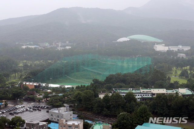 [서울=뉴시스] 이윤청 기자 = 정부가 4일 수도권에 13만2000가구를 추가로 공급하는 내용을 담은 '8·4 공급 대책'을 발표했다. 노원구는 대상지역 중 하나인 태릉 골프장에 1만 세대가 건설될 경우 교통체증이 가중될 것으로 예상하고 있다. 사진은 5일 서울 노원구 태릉 골프장 일대. 2020.08.05.&nbsp; radiohead@newsis.com