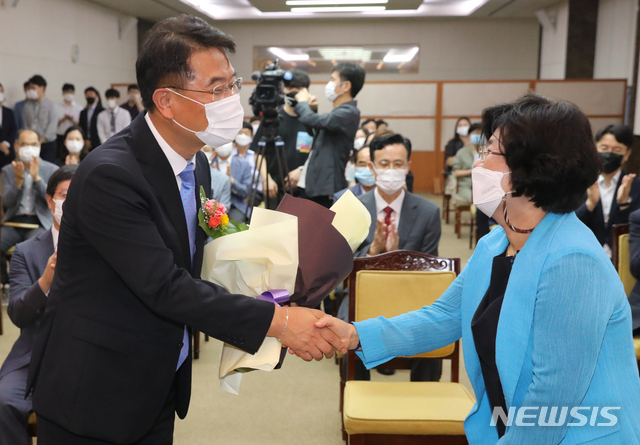 [서울=뉴시스]김명원 기자 =  윤종인 개인정보보호위원장이 5일 오전 서울 종로구 정부서울청사에서 열린 취임식에서 꽃다발을 받고 있다. 2020.08.05. kmx1105@newsis.com