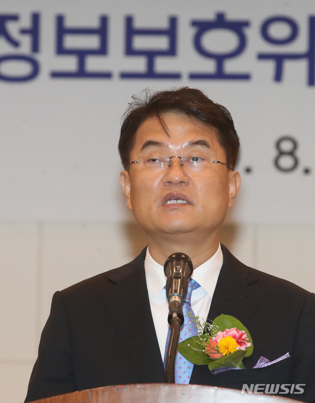 [서울=뉴시스]김명원 기자 =  윤종인 개인정보보호위원장이 5일 오전 서울 종로구 정부서울청사에서 열린 취임식에 참석해 취임사를 하고 있다. 2020.08.05. kmx1105@newsis.com