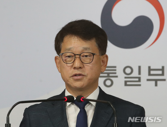 [서울=뉴시스]김명원 기자 = 여상기 통일부 대변인이 5일 오전 서울 종로구 정부서울청사 합동브리핑실에서 현안 관련 정례브리핑을 하고 있다. 2020.08.05. photo@newsis.com