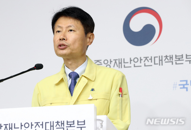 [세종=뉴시스]강종민 기자 = 김강립 중앙재난안전대책본부 제1총괄조정관(보건복지부 차관)이 5일 오전 정부세종청사에서 신종 코로나바이러스 감염증(코로나19) 대응 현황과 의료계 집단휴진 관련 정부 입장 등을 밝히고 있다. 2020.08.05. ppkjm@newsis.com