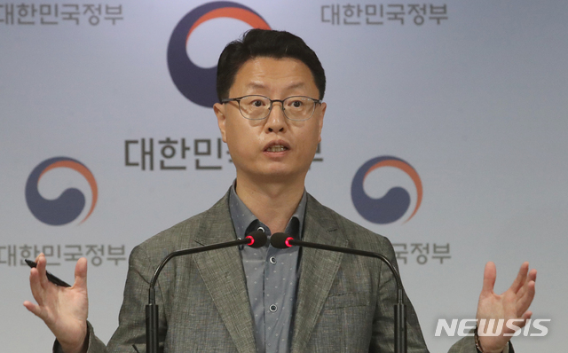 [서울=뉴시스]김명원 기자 = 홍진배 과학기술정보통신부 통신정책관 5일 오전 서울 종로구 정부서울청사에서 20년도 상반기 5G 서비스 커버리지 점검 및 품질평가 결과를 발표를 마치고 기자들의 질문에 답하고 있다. 2020.08.05. kmx1105@newsis.com