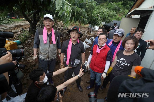 [충주=뉴시스]김선웅 기자 = 주호영 미래통합당 원내대표가 5일 충북 충주시 엄정면 괴동리 산사태 피해 주택에서 복구 봉사활동을 하며 통합당의 수해지역 지원 방안 등을 설명하고 있다. 2020.08.05. mangusta@newsis.com