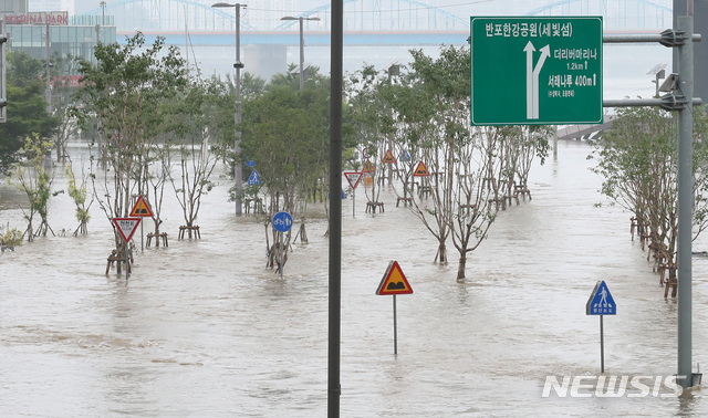 [서울=뉴시스] 이영환 기자 = 팔당댐의 방류로 한강 수위가 상승하고 있는 지난 5일 오후 서울 서초구 반포한강공원이 물에 잠겨있다. 잠수교는 2일 오후부터 나흘째 전면 통제 중이다. 2020.08.05. 20hwan@newsis.com