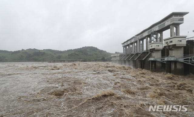 [연천=뉴시스] 최진석 기자 = 임진강 상류와 군남댐 수위가 다시 상승한 5일 경기도 연천군 군남댐을 통해 임진강물이 방류되고 있다. 군남댐을 관리하는 한국수자원공사 측은 “유입량이 계속 늘고 있다”며 “유입량보다 물을 더 많이 방류할 수는 없기 때문에 수위를 판단해가며 방류량을 조절하고 있다”고 밝혔다. 2020.08.05.myjs@newsis.com