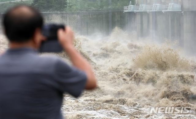 [연천=뉴시스] 최진석 기자 = 임진강 상류와 군남댐 수위가 다시 상승한 5일 경기도 연천군 군남댐을 통해 임진강물이 방류되고 있다. 군남댐을 관리하는 한국수자원공사 측은 “유입량이 계속 늘고 있다”며 “유입량보다 물을 더 많이 방류할 수는 없기 때문에 수위를 판단해가며 방류량을 조절하고 있다”고 밝혔다. 2020.08.05. myjs@newsis.com
