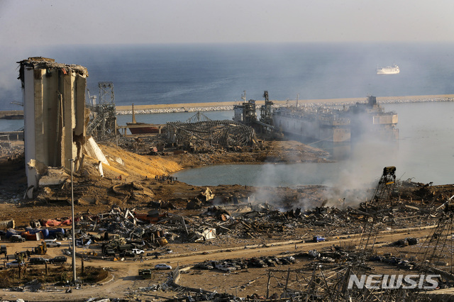 [베이루트=AP/뉴시스]레바논 베이루트 항구에서 대규모 폭발이 일어나 5일(현지시간) 처참한 현장이 보인다. 이번 대폭발로 지금까지 78명이 숨지고 3700명이 다친 것으로 집계됐으며 정확한 폭발 배경은 밝혀지지 않았으나 항구 창고에 6년간 보관했던 질산암모늄 2750t이 큰 폭발을 일으킨 것은 확인됐다. 이번 대참사에 세계 각국이 지원과 연대 의사를 표명했다. 2020.08.05.  