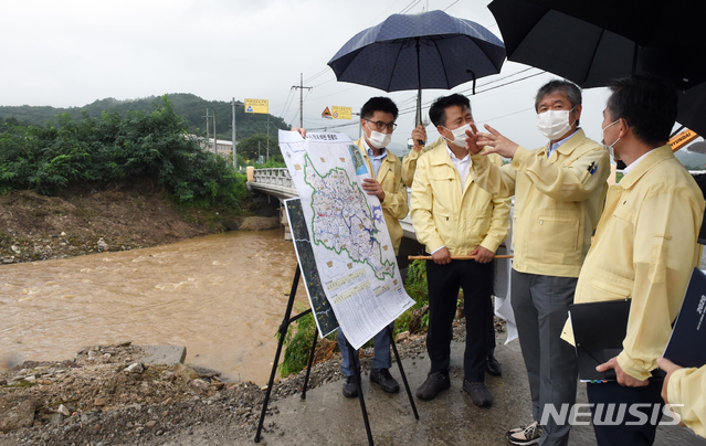 [서울=뉴시스]김계조 행정안전부 재난안전관리본부장이 5일 집중호우로 피해를 입은 충북 충주시 노은면 한포천(지방하천) 현장을 찾아 응급복구 현황을 점검하고 있다. (사진=행정안전부 제공) 2020.08.05. photo@newsis.com
