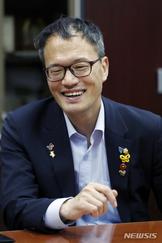 [서울=뉴시스] 최동준 기자 = 더불어민주당 당대표 선거에 출마한 박주민 의원이 5일 서울 여의도 국회의원회관에서 뉴시스와 인터뷰를 하고 있다. 2020.08.06. photocdj@newsis.com
