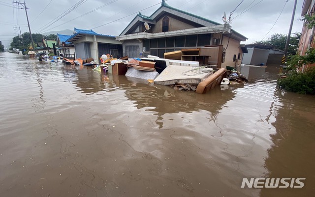 [서울=뉴시스]5일 강원도 철원군 김화읍 생창리 일대가 폭우로 침수됐다.&nbsp; (사진=강원도민일보 제공) 2020.08.05. photo@newsis.com