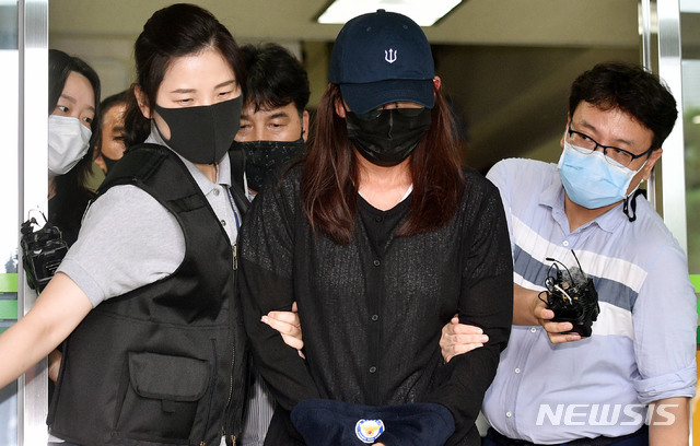 [대구=뉴시스] 이무열 기자 = 최숙현 사망사건과 관련, 가혹행위를 한 혐의를 받는 전 경주시청 트라이애슬론팀 주장 장윤정이 5일 오후 구속 전 피의자심문(영장실질심사)를 마친 후 호송차로 향하고 있다. 2020.08.5. lmy@newsis.com