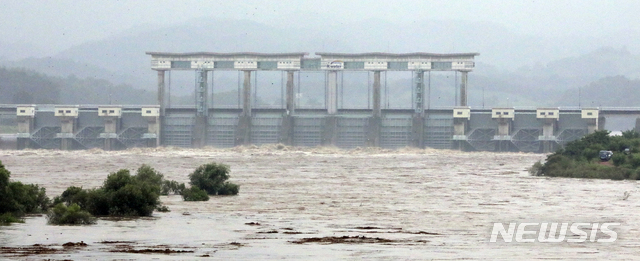 [연천=뉴시스] 최진석 기자 = 임진강 상류와 군남댐 수위가 다시 상승한 5일 경기도 연천군 군남댐을 통해 임진강물이 방류되고 있다. 군남댐을 관리하는 한국수자원공사 측은 “유입량이 계속 늘고 있다”며 “유입량보다 물을 더 많이 방류할 수는 없기 때문에 수위를 판단해가며 방류량을 조절하고 있다”고 밝혔다. 2020.08.05.myjs@newsis.com