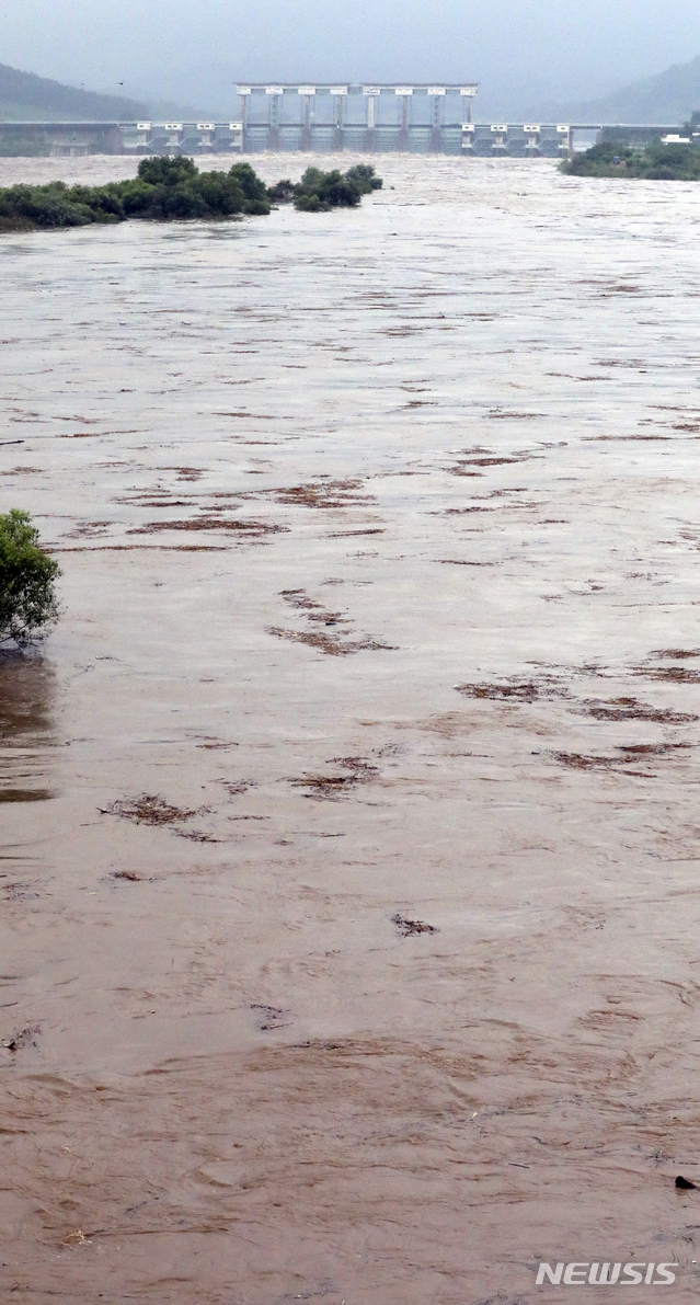 [연천=뉴시스] 최진석 기자 = 임진강 상류와 군남댐 수위가 다시 상승한 5일 경기도 연천군 군남댐을 통해 임진강물이 방류되고 있다. 군남댐을 관리하는 한국수자원공사 측은 “유입량이 계속 늘고 있다”며 “유입량보다 물을 더 많이 방류할 수는 없기 때문에 수위를 판단해가며 방류량을 조절하고 있다”고 밝혔다. 2020.08.05. myjs@newsis.com