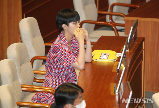 [서울=뉴시스] 김진아 기자 = 류호정 정의당 의원이 국회 본회의장에 원피스 차림으로 등장한 것을 두고 5일 온라인에서 논쟁이 벌어지고 있다. 류 의원은 논란과 관련해 “국회의 권위가 영원히 양복으로 세워질 것이라 생각하지 않는다”고 입장을 밝혔다. 사진은 지난 4일 서울 여의도 국회에서 열린 본회의에 참석한 류호정 의원. 2020.08.05.&nbsp; bluesoda@newsis.com