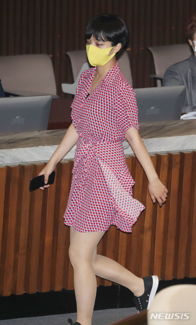 [서울=뉴시스] 김진아 기자 = 류호정 정의당 의원이 국회 본회의장에 원피스 차림으로 등장한 것을 두고 5일 온라인에서 논쟁이 벌어지고 있다. 류 의원은 논란과 관련해 “국회의 권위가 영원히 양복으로 세워질 것이라 생각하지 않는다”고 입장을 밝혔다. 사진은 지난 4일 서울 여의도 국회에서 열린 본회의에 참석 후 본회의장을 나가는 류호정 의원. 2020.08.05.&nbsp; bluesoda@newsis.com 