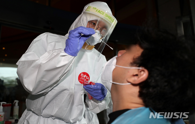[인천=뉴시스]사진공동취재단 = 보건복지부 중앙사고수습본부 관계자가 5일 오후 인천의 한 임시생활시설에서 해외입국자 검체 검사 시연을 하고 있다. 2020.08.05. photo@newsis.com
