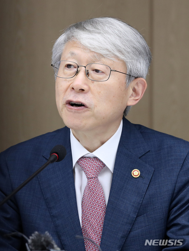 [서울=뉴시스] 고범준 기자 = 최기영 과학기술정보통신부 장관이 5일 오후 서울 중구 대한상공회의소에서 열린 '코로나19 치료제·백신 영장류실험 결과 보고 간담회'에 참석해 발언을 하고 있다. 2020.08.05. bjko@newsis.com