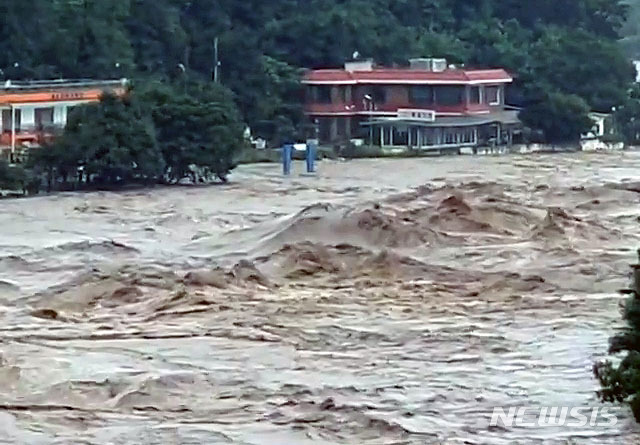 [서울=뉴시스] 박미소 기자 = 5일 강원북부 지역에 많은 비가 내리면서 한탄강 수위가 올라가 강원 철원군 갈말읍 태봉대교 인근에서 한탄강이 범람하는 모습이 보이고 있다.(사진=독자제공) 2020.08.05.&nbsp; photo@newsis.com 