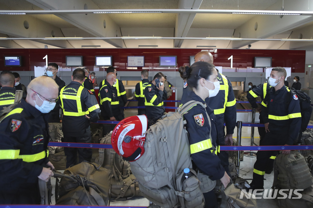 [파리=AP/뉴시스] 5일(현지시간) 프랑스 수색요원들이 파리 샤를 드골 공항에서 출국 수속을 하고 있다. 프랑스 정부는 이날 레바논 베이루트 참사 현장에 55명의 수색수색 요원을 포함해 15t 규모의 위생장비와 500명의 부상자를 치료할 수 있는 이동식 진료소 장비를 보냈다. 2020.08.06.