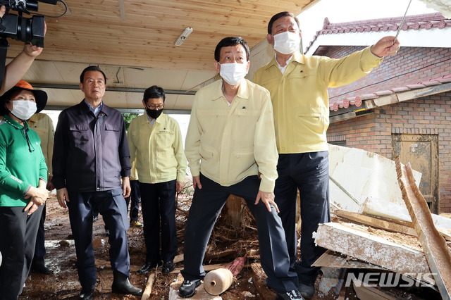 [서울=뉴시스] 고범준 기자 = 진영 행정안전부 장관이 5일 오후 집중호우 피해를 입은 충남 예산군 대술면 주택 피해 현장을 살펴보고 있다. (사진=행정안전부 제공) 2020.08.05.&nbsp; photo@newsis.com