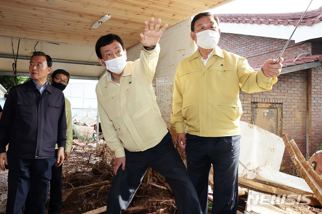 [서울=뉴시스] 고범준 기자 = 진영 행정안전부 장관이 5일 오후 집중호우 피해를 입은 충남 예산군 대술면 주택 피해 현장을 살펴보고 있다. (사진=행정안전부 제공) 2020.08.05.&nbsp; photo@newsis.com
