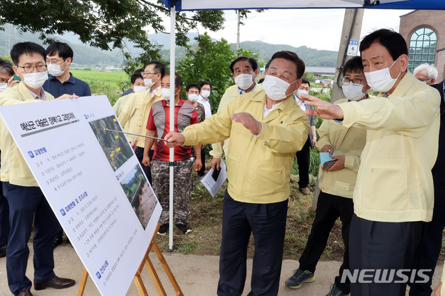 [서울=뉴시스] 고범준 기자 = 진영 행정안전부 장관이 5일 오후 집중호우 피해를 입은 충남 예산군 대술면 도로 유실 및 교량 피해 현장을 점검하고 있다. (사진=행정안전부 제공) 2020.08.05. photo@newsis.com