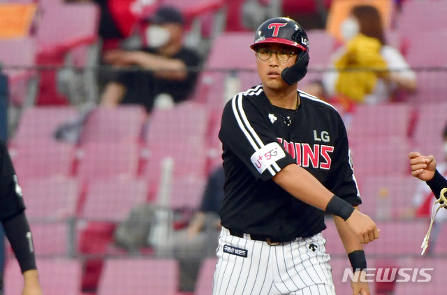 [광주=뉴시스] 류형근 기자 = 5일 오후 광주 북구 광주-기아챔피언스필드에서 열린 2020프로야구 KIA 타이거즈 대 LG 트윈스의 경기, 3회초 2사 1, 2루에서 LG 3번타자 채은성이 1타점 안타를 친 뒤 1루에 진출해 있다. 2020.08.05. hgryu77@newsis.com