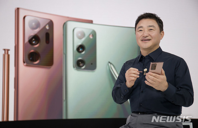 [서울=뉴시스] 박미소 기자 = 첫 온라인 '갤럭시 언팩 2020'가 열린 5일 삼성전자 무선사업부장 노태문 사장이 '갤럭시 노트20 울트라'를 소개하고 있다. 삼성전자는 이날 '갤럭시 노트20(Galaxy Note20)'를 전격 공개했다. 더불어 '갤럭시 노트20'와 연동할 수 있는 프리미엄 태블릿 '갤럭시 탭 S7·S7+(Galaxy Tab S7·S7+)', 스마트워치 '갤럭시 워치3(Galaxy Watch3)', 이어버즈 '갤럭시 버즈 라이브(Galaxy Buds Live)'도 함께 공개했다.(사진=삼성전자 제공) 2020.08.05.&nbsp; photo@newsis.com 