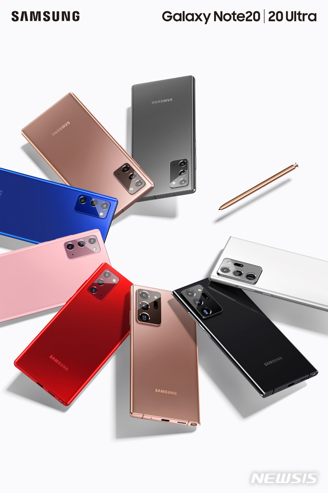 [서울=뉴시스] 박미소 기자 = 첫 온라인 '갤럭시 언팩 2020'가 열린 5일 삼성전자가 '갤럭시 노트20(Galaxy Note20)'를 전격 공개했다. 더불어 '갤럭시 노트20'와 연동할 수 있는 프리미엄 태블릿 '갤럭시 탭 S7·S7+(Galaxy Tab S7·S7+)', 스마트워치 '갤럭시 워치3(Galaxy Watch3)', 이어버즈 '갤럭시 버즈 라이브(Galaxy Buds Live)'도 함께 공개했다. 사진은 삼성 갤럭시 노트20과 20울트라의 모습. (사진=삼성전자 제공) 2020.08.05.&nbsp; photo@newsis.com