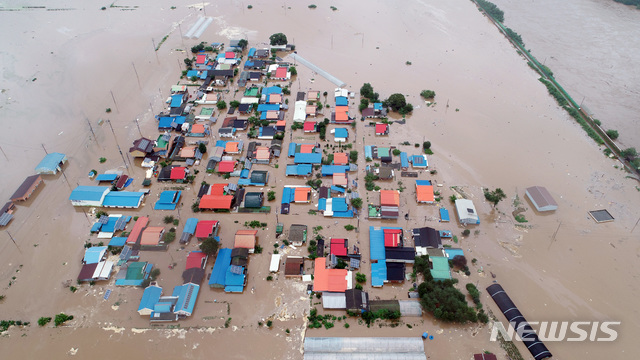 [서울=뉴시스]철원군 장흥 누적 강수량이 670mm를 기록하는등 집중호우가 내린 5일 강원 철원군 동송읍 이길리 일대가 물에 잠겨 있다. (사진=강원일보 제공) 2020.08.05.&nbsp; photo@newsis.com 