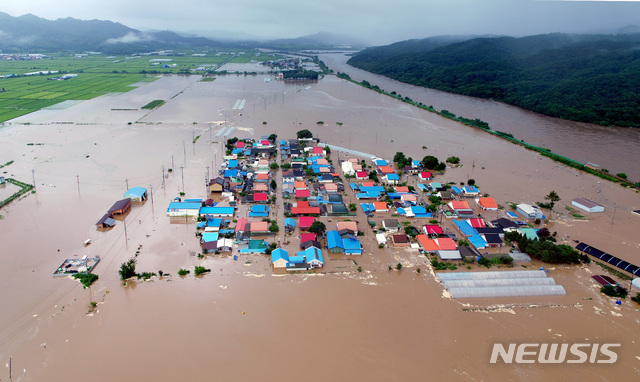 [서울=뉴시스]철원군 장흥 누적 강수량이 670mm를 기록하는등 집중호우가 내린 5일 강원 철원군 동송읍 이길리 일대가 물에 잠겨 있다. (사진=강원도민일보 제공) 2020.08.05.&nbsp; photo@newsis.com
