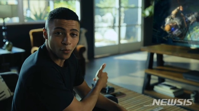 [서울=뉴시스]게이머 미스(MYTH)가 삼성 갤럭시 노트20을 소개하고 있다. (출처=삼성전자 공식 유튜브 캡처)