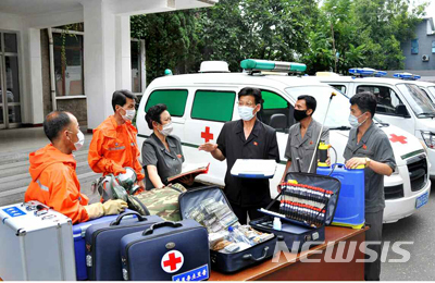 [서울=뉴시스] 북한은 지난달 25일 탈북자의 재월북으로 개성시를 완전 봉쇄하고 최대방역체제에 돌입했다고 선언했다. 사진은 7월30일 노동신문에 실린 방역 일군들의 방역 준비장면.(출처=노동신문) 2020.07.30.